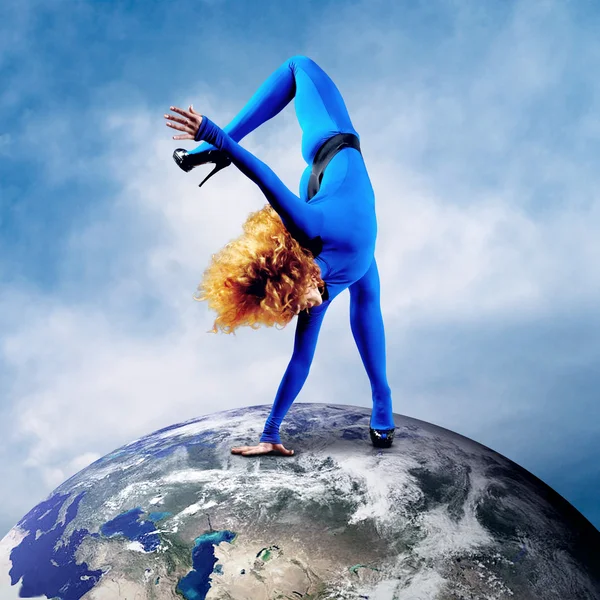 Ballerina stay in dancing pose on the Planet Earth. — Stock Photo, Image