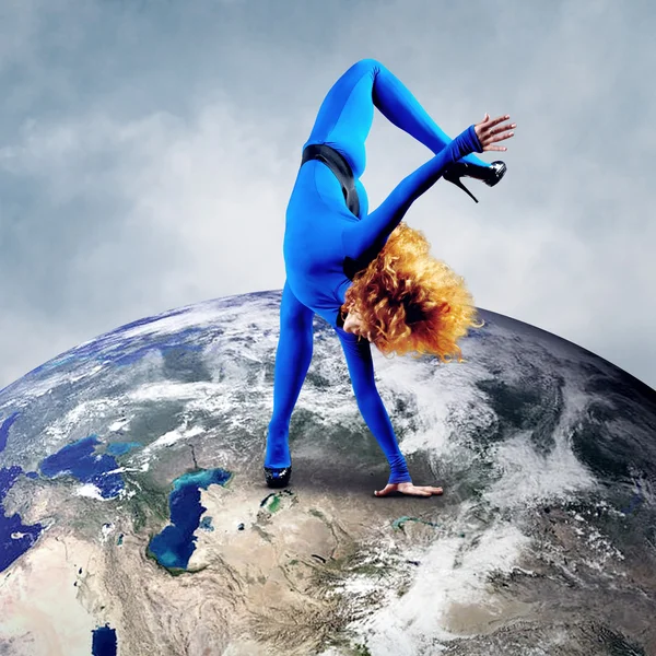 Bailarina fica em pose de dança no Planeta Terra . — Fotografia de Stock