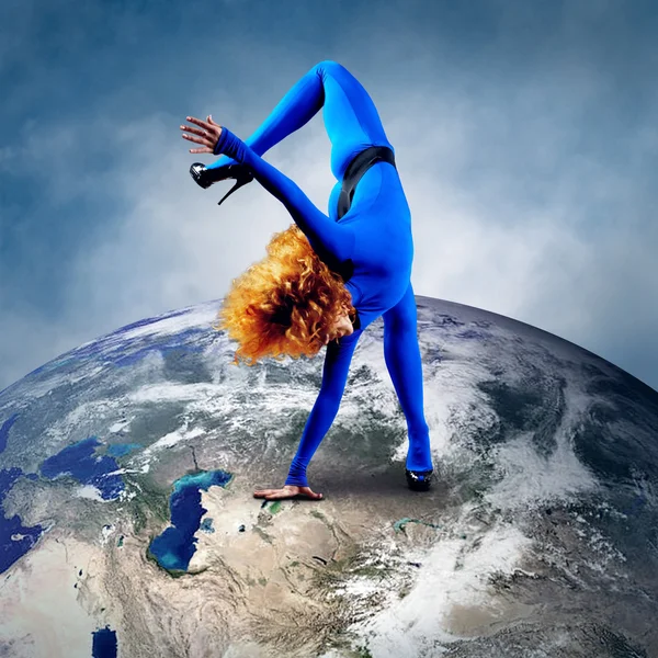芭蕾舞女演员留在地球上跳舞的姿势. — 图库照片