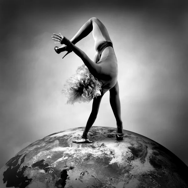 バレリーナの惑星地球上のポーズのダンスに滞在します。. — ストック写真