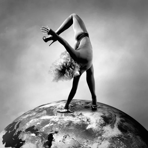 Ballerina stay in dancing pose on the Planet Earth. — Stock Photo, Image