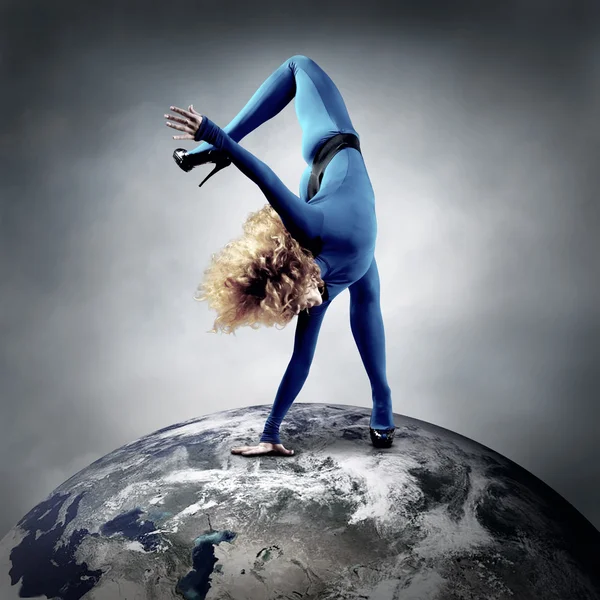 Ballerina bo i dans pose på planetjorden. — Stockfoto