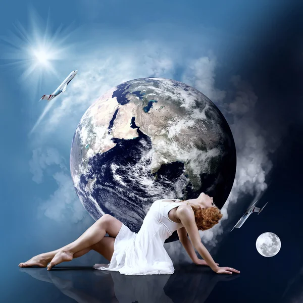 Ballerina bleibt in Tanzpose auf dem Planeten Erde. — Stockfoto