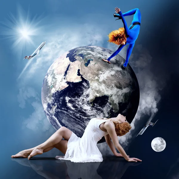 Балерина остается в танцевальной позе на планете Земля . — стоковое фото
