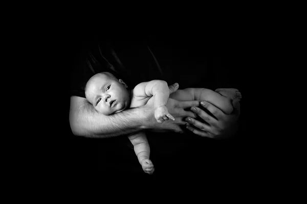 Newborn baby on the fathers hands — Stock Photo, Image