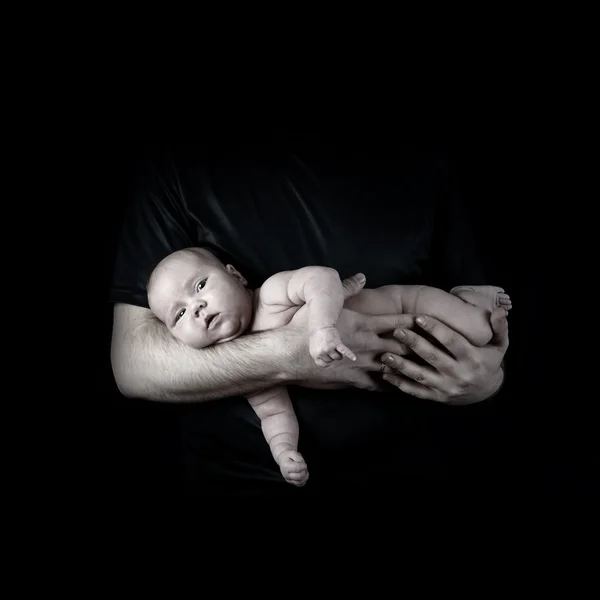 Nyfött barn på fäder händerna — Stockfoto