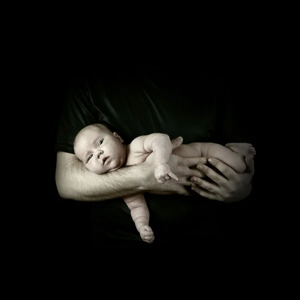 Pasgeboren baby op de vaders handen — Stockfoto