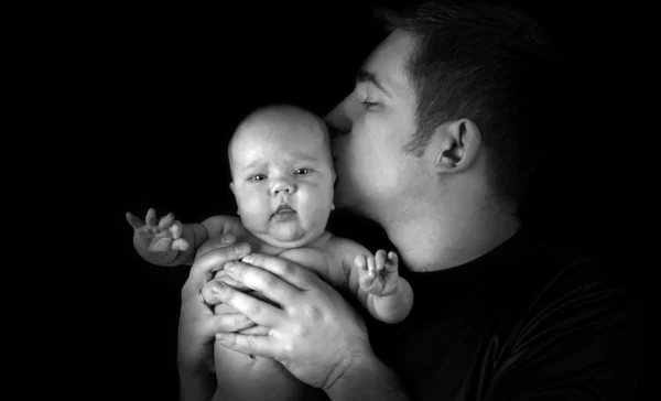 Bebê recém-nascido nas mãos dos pais — Fotografia de Stock
