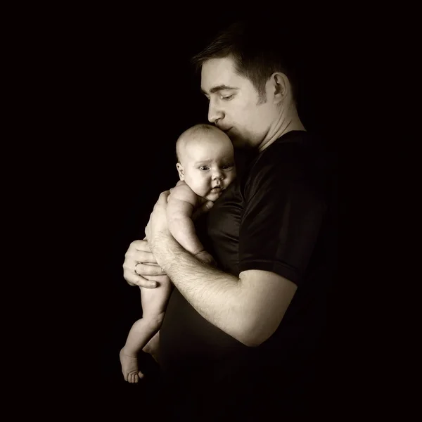 Babalar ellerinde yeni doğan bebek — Stok fotoğraf
