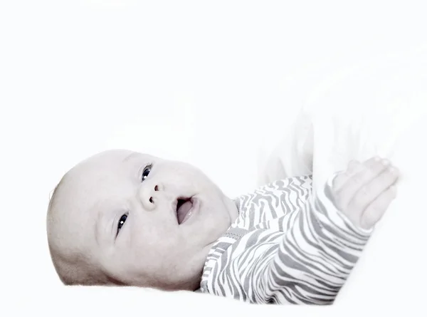 Yeni doğan bebeğin isolater beyaz zemin üzerine — Stok fotoğraf