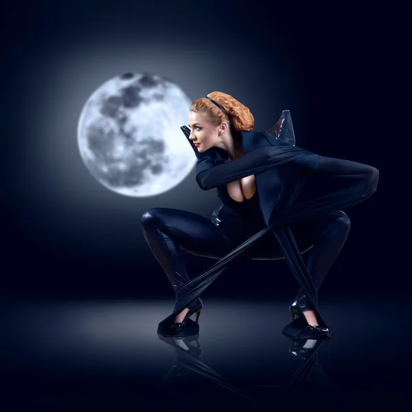 Mujer bailarina estancia posando sobre fondo — Foto de Stock