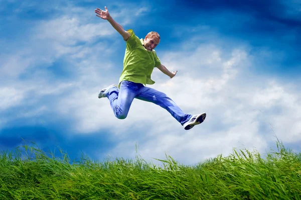 Веселый человек в прыжке на открытом воздухе — стоковое фото