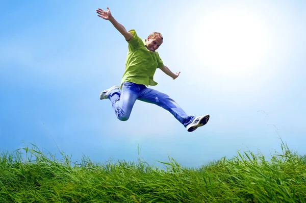 Hombre divertido en salto en el fondo al aire libre — Foto de Stock
