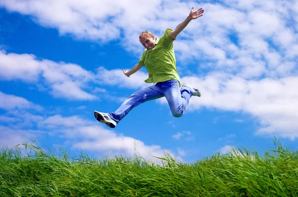 Homem divertido no salto sobre o fundo ao ar livre — Fotografia de Stock