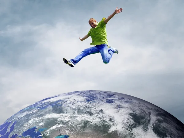 Divertido casal em salto sobre o planeta Terra — Fotografia de Stock