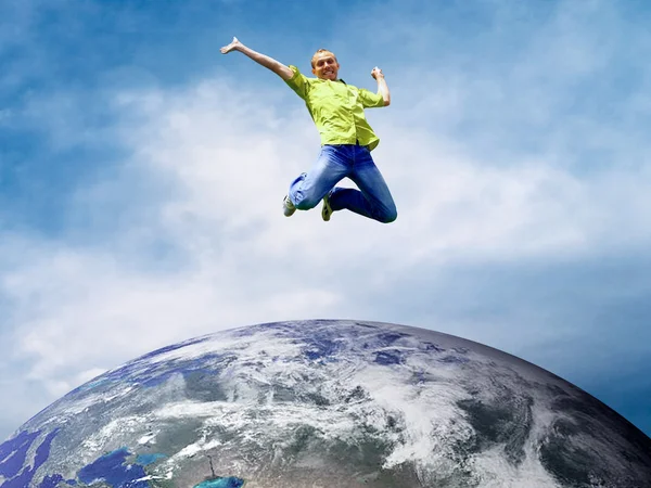 Spaßpaar beim Sprung über den Planeten Erde — Stockfoto