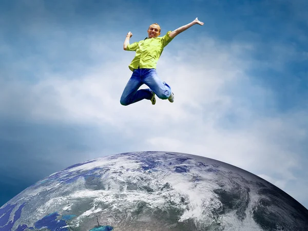 Zábava pár ve skoku přes planety Země — Stock fotografie