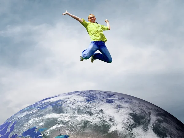 Coppia divertente in salto sul Pianeta Terra — Foto Stock