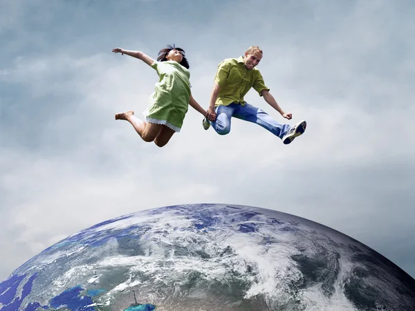 Kul par i hoppa över planetjorden — Stockfoto