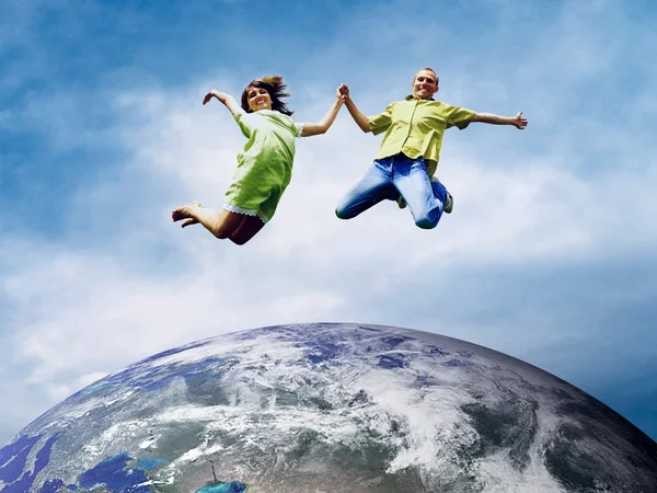 Spaßpaar beim Sprung über den Planeten Erde — Stockfoto