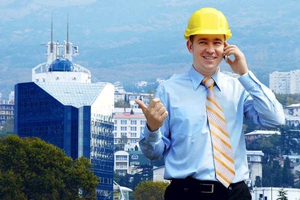 Mladý architekt, nosit ochrannou helmu stojící na hor — Stock fotografie