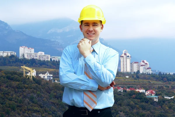 鉱山機械の保護用のヘルメットの立っている身に着けている若手建築します。 — Stockfoto