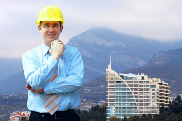鉱山機械の保護用のヘルメットの立っている身に着けている若手建築します。 — Stockfoto