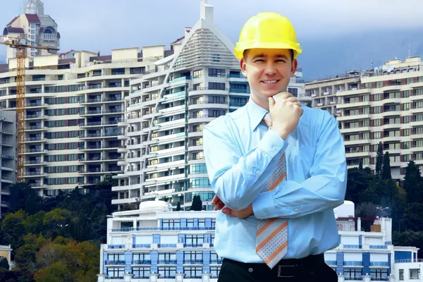 Молодой архитектор в защитном шлеме стоит на губе — стоковое фото