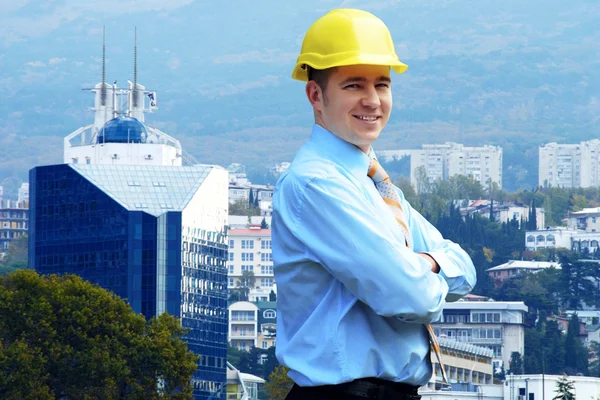 Молодой архитектор в защитном шлеме стоит на губе — стоковое фото