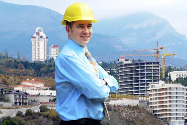 Mladý architekt, nosit ochrannou helmu stojící na hor — Stock fotografie