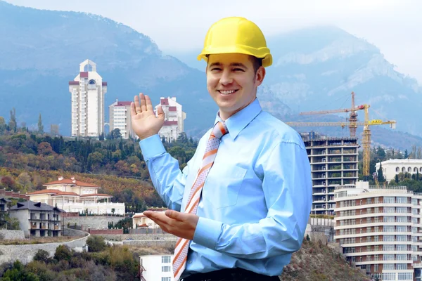 Fiatal építész álló bukósisakot visel a hegy — Stock Fotó