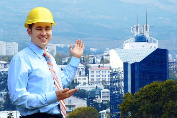 Joven arquitecto con un casco protector de pie en el moun —  Fotos de Stock