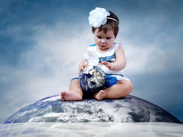 Criança sentada no Planeta Terra com globos nas mãos — Fotografia de Stock