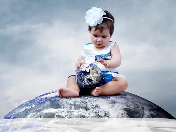 Niño sentado en el Planeta Tierra con globos en las manos — Foto de Stock