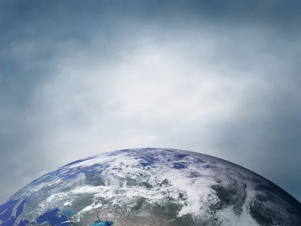 Kind zittend op de planeet aarde met globes in handen — Stockfoto