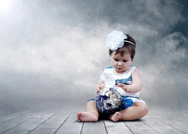 Küreler içinde el ile oturan çocuk — Stok fotoğraf