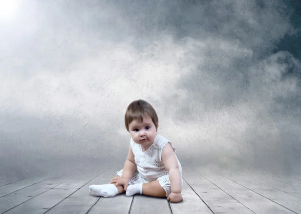 Küreler içinde el ile oturan çocuk — Stok fotoğraf