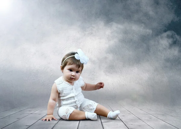 Dítě sedí s koulí v rukou — Stock fotografie