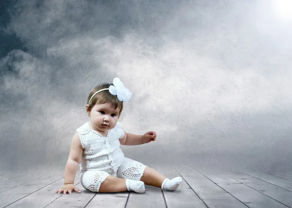 Niño sentado con globos en las manos — Foto de Stock