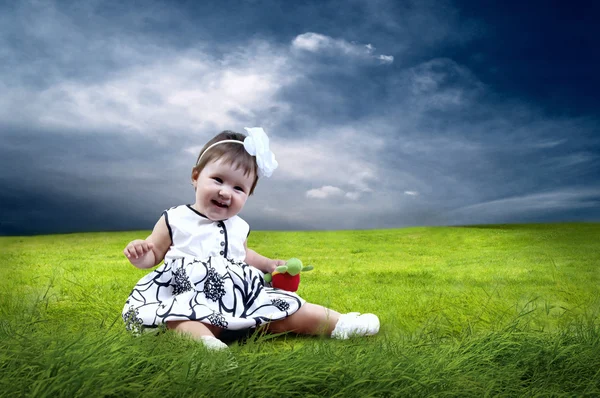 Felicidade Bebê menina sentado na grama no campo — Fotografia de Stock
