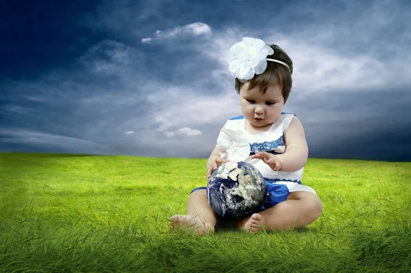Felicità Bambina seduta sull'erba nel campo — Foto Stock