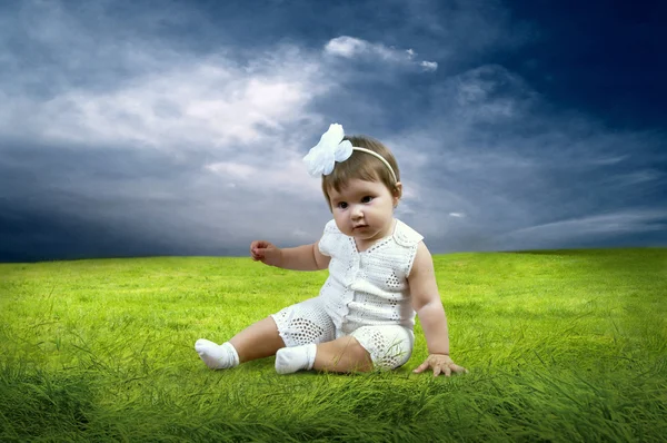 Felicità Bambina seduta sull'erba nel campo — Foto Stock