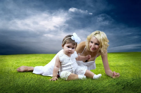 Vrouw en meisje in veld — Stockfoto