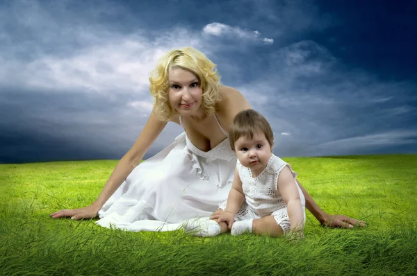 Vrouw en meisje in veld — Stockfoto