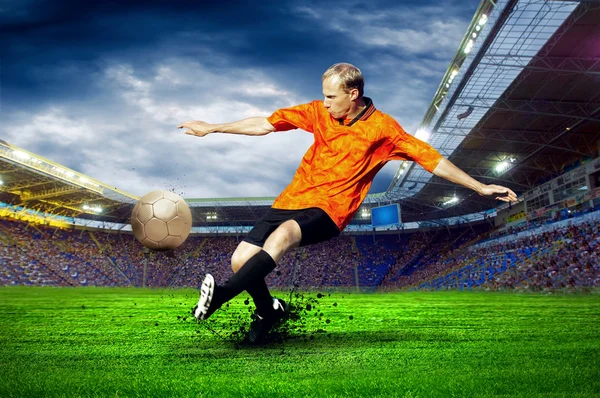 Voetbal speler op gebied van stadion — Stockfoto