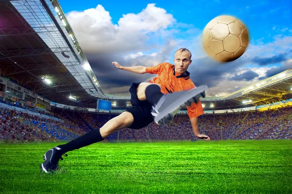 Jugador de fútbol en el campo de estadio — Foto de Stock