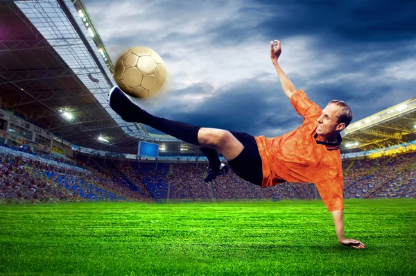 Jugador de fútbol en el campo de estadio — Foto de Stock