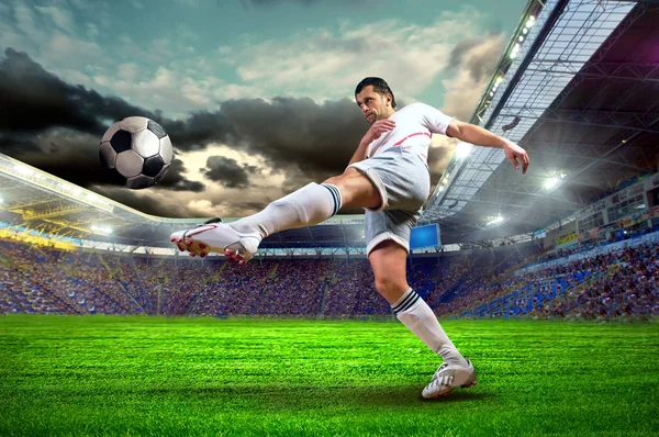 Jogador de futebol no campo do estádio — Fotografia de Stock