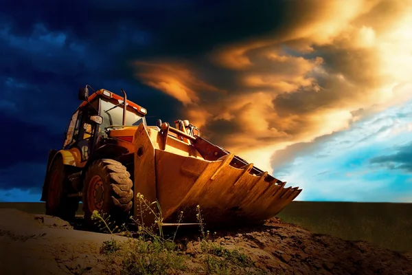 Жовтий трактор на фоні неба — стокове фото