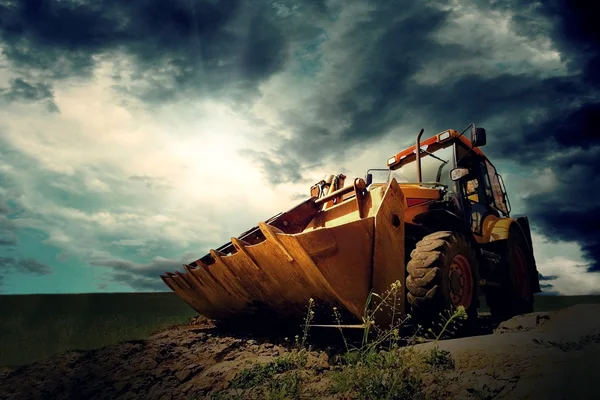 Gul traktor på himmel bakgrund — Stockfoto